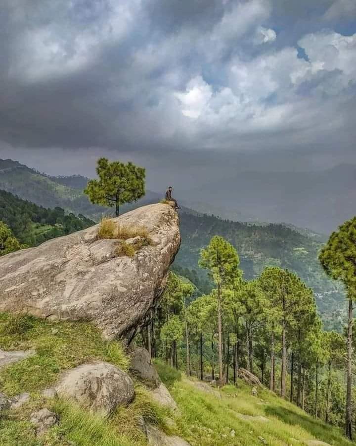PakistanJannatt's tweet photo. راولپنڈی سے راولاکوٹ کشمیرکی جانب جاتے ہوئے جب ہم کہوٹہ سے گزرتے ہیں تو کہوٹہ سے راولاکوٹ کے درمیان ایک جگہ نرڑ آتی ہے۔ نرڑ سے ہی ایک سڑک انتہائی خوبصورت پہاڑی سلسلے کی طرف جاتی ہے۔اس پہاڑی سلسلے کو پنج پیر کی پہاڑیاں کہا جاتا ہے۔
🔸️The mystical #PanjPeer (Five Saints) rocks are the highest point of Danoi Ridge located in #Kotli Sattian, #Kahuta. Situated at an altitude of 5905 feet, they get their name from the local legend of five saints who are believed to have settled in the area. The rocks are home to a beautiful #shrine with breathtaking views of #Makra and the various mountains of #Kaghan in the north and #Kashmir in the east.
🔸️It takes around 2 hours from #Islamabad to reach Kahuta by road. After that, a slightly tough hike of 3 to 4 hours is needed to reach the top ridge of the mountain range.
Photo by Imtiaz Khan