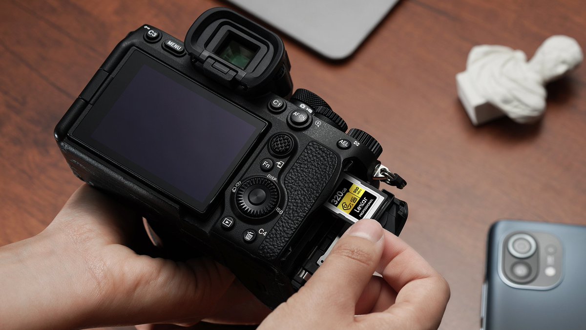 Lexar_Gaming's tweet image. Take a trip down memory lane! 📸 

What was the first camera that you captured memories with? Share your stories below.

 #FirstCamera