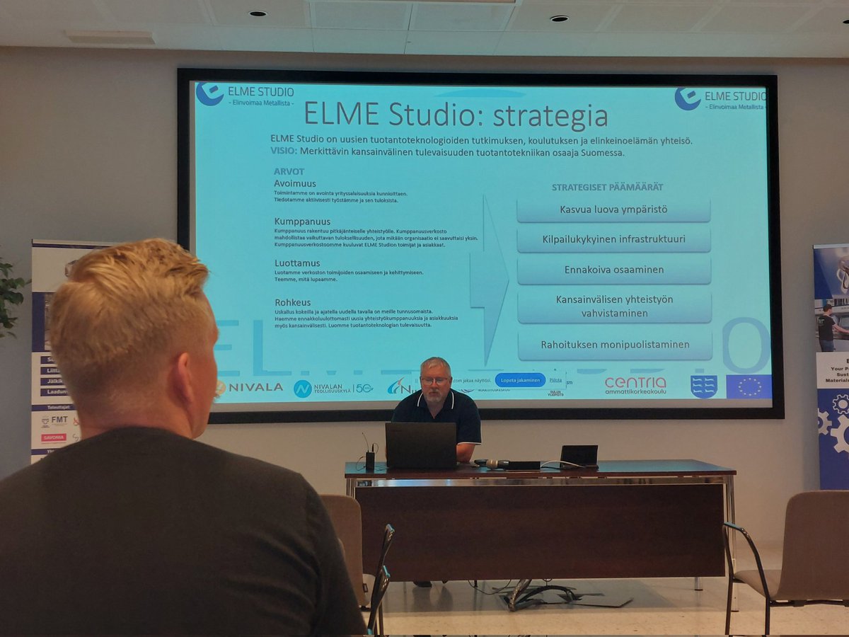 UniOuluKSI's tweet photo. Jari Tirkkonen #NivalanTeollisuuskylä kertoo #ELMEStudio strategiasta: kasvua luova ympäristö, kilpailukykyinen infra, ennakoiva osaaminen, kv. yhteistyön vahvistaminen ja rahoituksen monipuolistaminen vievät eteenpäin. #FMTpäivät #UniOuluKSI #TulevaisuudenTuotantoteknologiat https://t.co/yoC2Y3DoRE