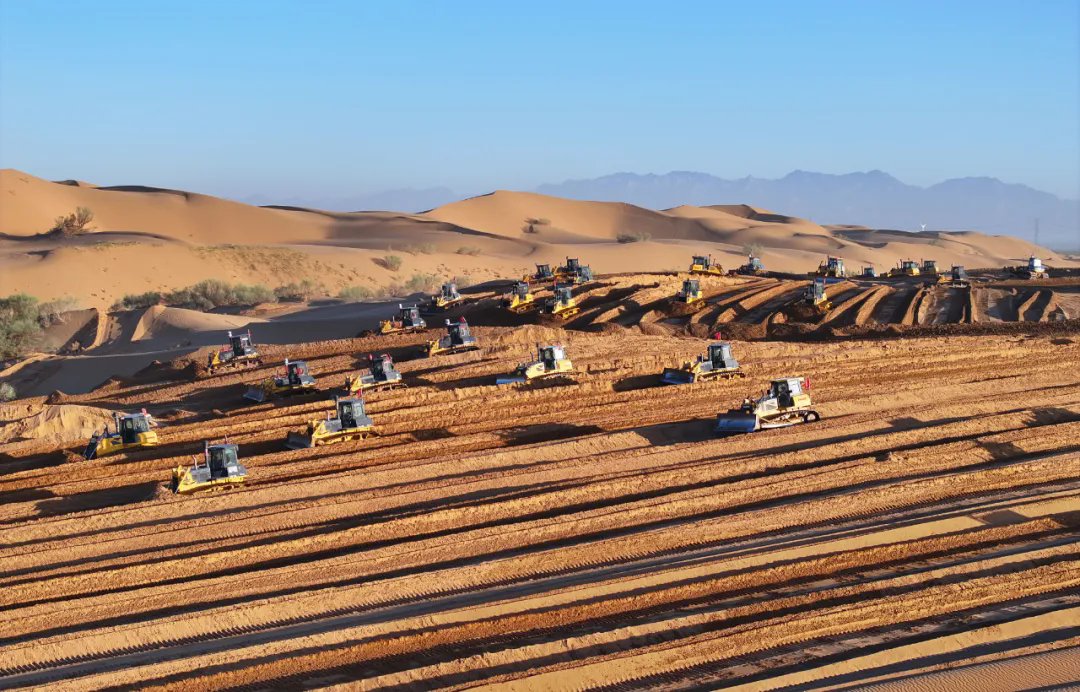 Behold the enchantment: #KubuqiDesert in #Ordos is turning into a green haven! 150+ bulldozers are reshaping the terrain for #newenergy generation through photovoltaic installations. #OrdosUpdates