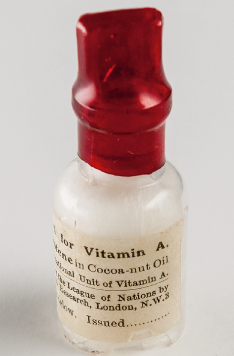 The #WorldHealthAssembly opened this week at the Palais des Nations #WHA77
👉Did you know that some @WHO's current activities - like biological standardization - were pioneered by the #LeagueOfNations Health Organization?
⬇️📸Standardized unit of vitamin A held in our #archives