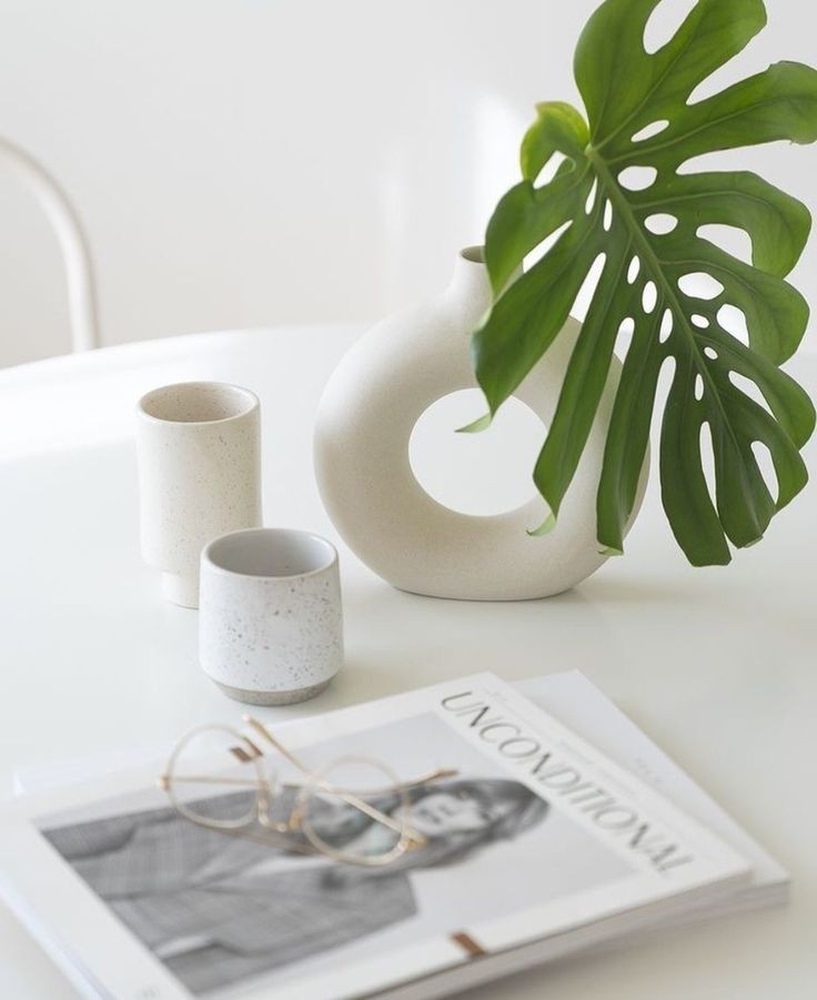 時には、最もシンプルな服装が最大の影響を与えることがあります。私は、クラシックな黒のカーディガンとさわやかな白の T シャツの組み合わせの、時代を超越したエレガンスを取り入れています。快適さとシックさを兼ね備えた組み合わせで、どこへでも連れて行ってくれる一日にぴったりです。