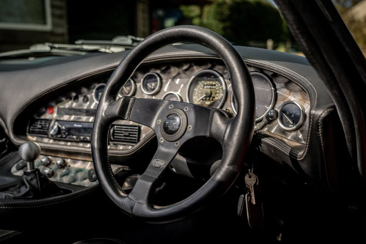 Live auction: TVR Griffith 500. Looking just as stunning today as it did back in 1995, and it's still mighty quick with a claimed 0-60mph time of 4.1 seconds. Should deliver an almighty soundtrack with that 5.0-litre V8, too. Guided at £21,000 - £22,000.

pistonheads.com/buy/auction/16…