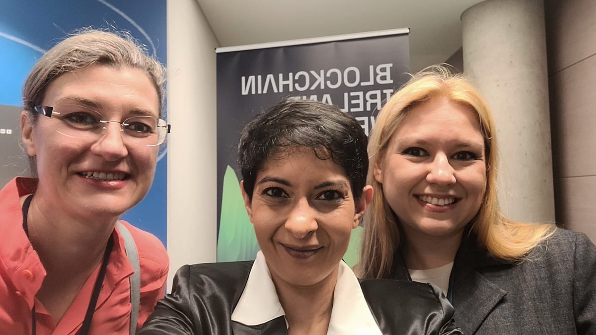 We've been forging new connections at Blockchain Ireland this week thanks to @MariaMinaricova🤝 She had the pleasure of meeting @mmcgrathtd Irish gov. Minister for Finance as well as @ReihillShweta, fellow panelist Polina Vertex and many others. Great event @blockchain_irl💫