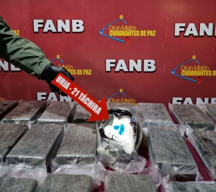 GnbGaranteDePaz's tweet image. La FANB en el PAC La Pedrera, capturó a un ciudadano a quien se le incautó con el empleo del semoviente canino 🐕Toby 27 envoltorios de cocaína, con peso de 30,300 Kg, ocultos en la caja de herramientas de un vehículo procedente de Colombia y con destino Valencia. A/O del PM.