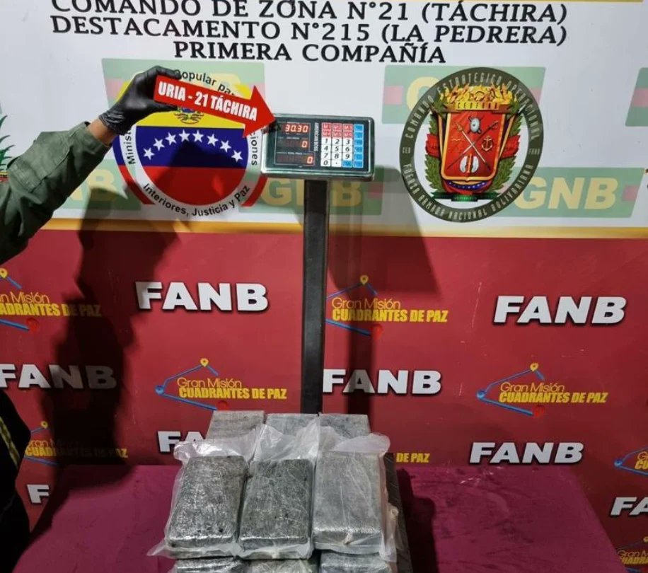 GnbGaranteDePaz's tweet image. La FANB en el PAC La Pedrera, capturó a un ciudadano a quien se le incautó con el empleo del semoviente canino 🐕Toby 27 envoltorios de cocaína, con peso de 30,300 Kg, ocultos en la caja de herramientas de un vehículo procedente de Colombia y con destino Valencia. A/O del PM.