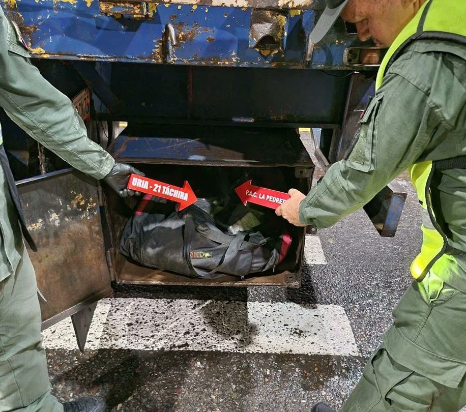 GnbGaranteDePaz's tweet image. La FANB en el PAC La Pedrera, capturó a un ciudadano a quien se le incautó con el empleo del semoviente canino 🐕Toby 27 envoltorios de cocaína, con peso de 30,300 Kg, ocultos en la caja de herramientas de un vehículo procedente de Colombia y con destino Valencia. A/O del PM.