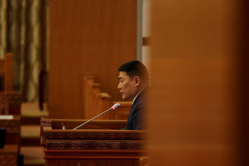 Ерөнхий сайд Л.Оюун-Эрдэнэ:
МАК компани одоо хангалттай, болих хэрэгтэй. 34 хувиа “Хуримтлалын сан” руу шилжих эрхийг өгчих. Хэрвээ үүнд асуудал гарвал стратегийн ордуудыг буцааж авах мөн хэн, хэн яаж оролцсон бэ? гэдгийг ярина шүү. Одоо хангалттай, аятайхан байгаарай.