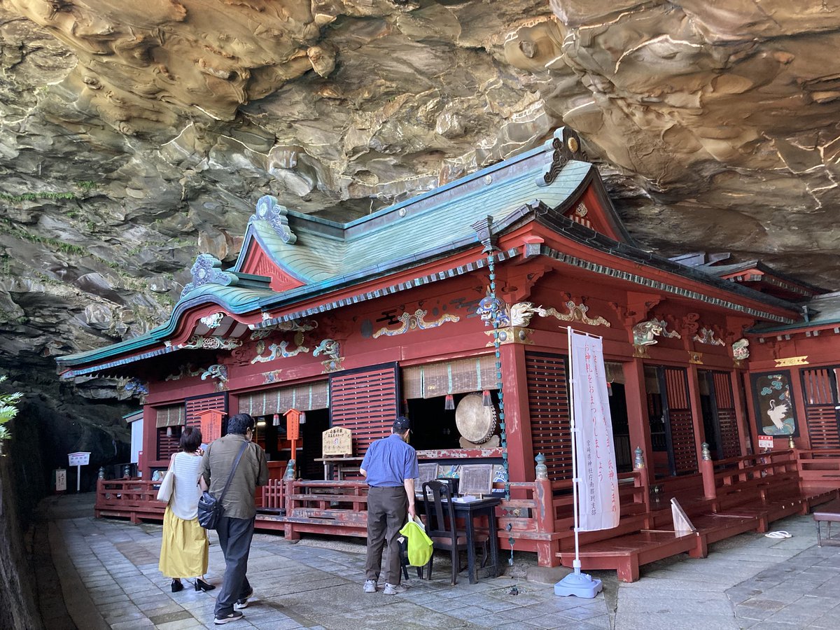 城下町飫肥を散策後、路線バスに揺られていちばんの目的地、鵜戸神宮へ。大雨の影響で鵜戸神宮のバス停が移動してたけれど通常より10分多く歩く程度で参拝に支障なし。諦めずに行って良かったわ〜。バスに長く乗ったけれど車窓の日向灘が素晴らしき。