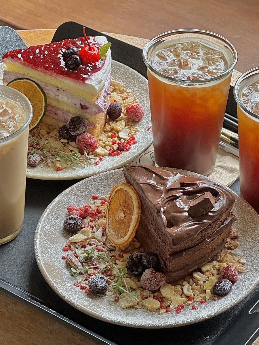 전주 객리단길 가비마실

케이크가 미친놈이다 진짜 미친놈…… 플레이팅도 예쁜데 맛은 더 환상적임 진하고 묵직한 초콜릿 케이크라서 눈도 즐겁고 입도 즐거웠다 중간에 케이크 추가 주문 안 되는 게 너무 아쉬웠음…… 🤤🥲