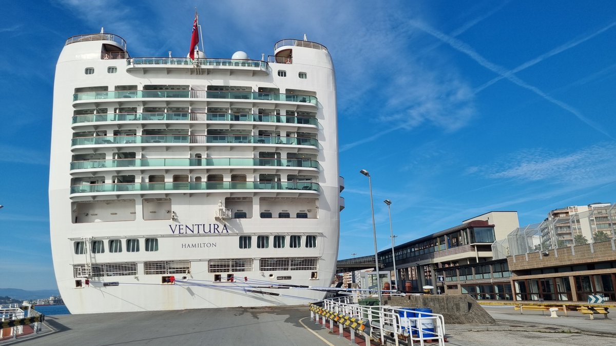 🛳️Hoy nos visita el #crucero Ventura de la #naviera @pandocruises 😎Esperamos que sus 3000 pasajeros y 1190 tripulantes disfruten del bonito día con el que les hemos recibido 🌇🏖️🎑Muchos de los turistas aprovecharán para conocer #Cantabria y #Santander #SantanderCruiseDeluxe
