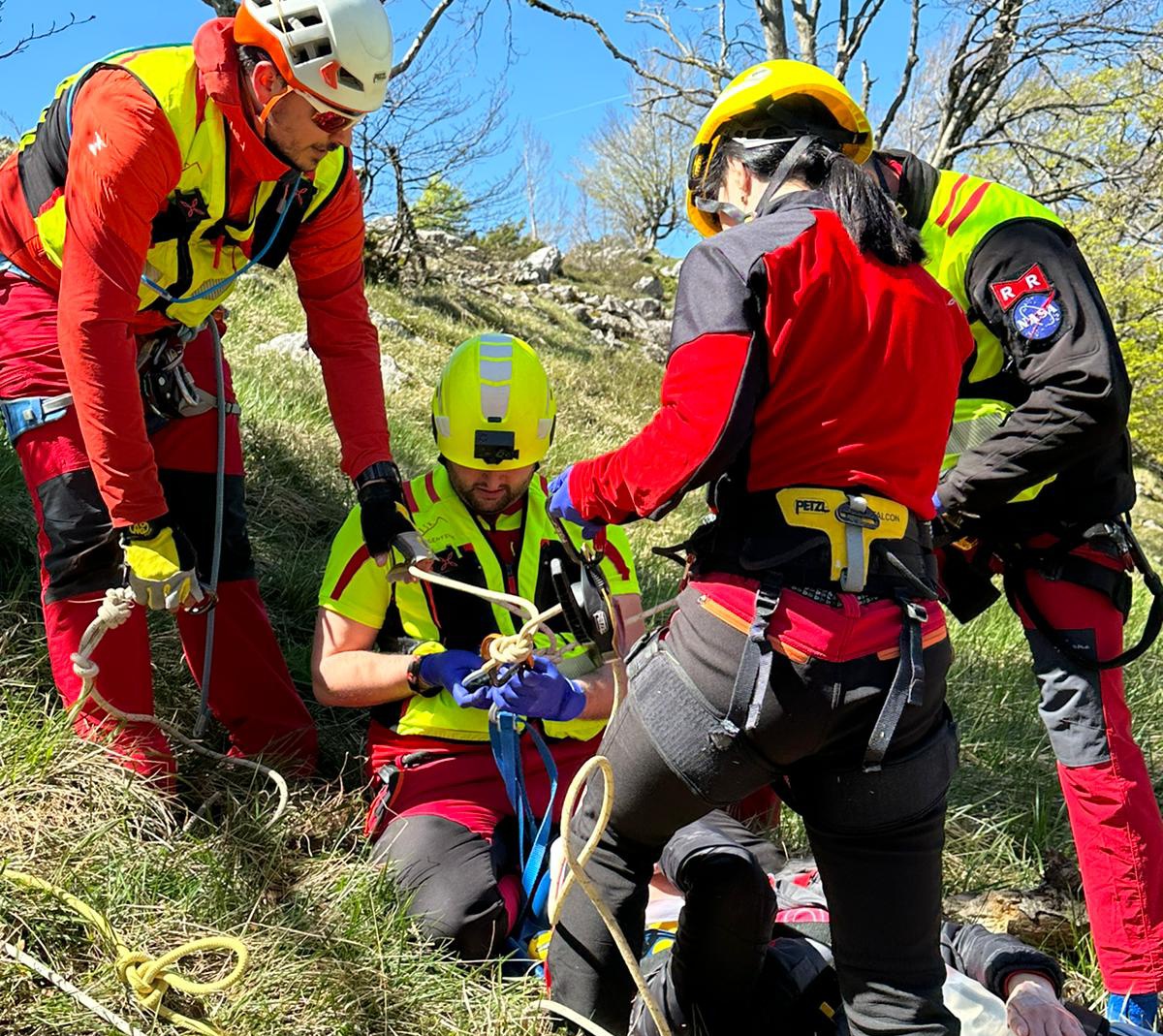 Nos formamos y actualizamos constantemente tanto en la asistencia sanitaria como en los métodos de evacuación de accidentados, para dar el mejor servicio a la hora de escenarios reales.
#RiskEmergentziak #Erreskatea #Rescate #Emergencias