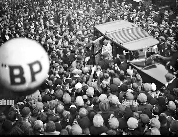 RoflGandhi_'s tweet photo. महात्मा गांधी, लंदन, 1931. 

ये चाय, समोसे का लालच देकर अंबेसी द्वारा बुलाई गई NRIs की भीड़ नहीं है। 

दुनिया में जो भी स्कूल गया है, वो उन्हें जानता है। जो बंक मारकर फिल्में देखता था, शायद उसे उनके बारे में बाद में पता चला हो। https://t.co/b6i4rI5MZo
