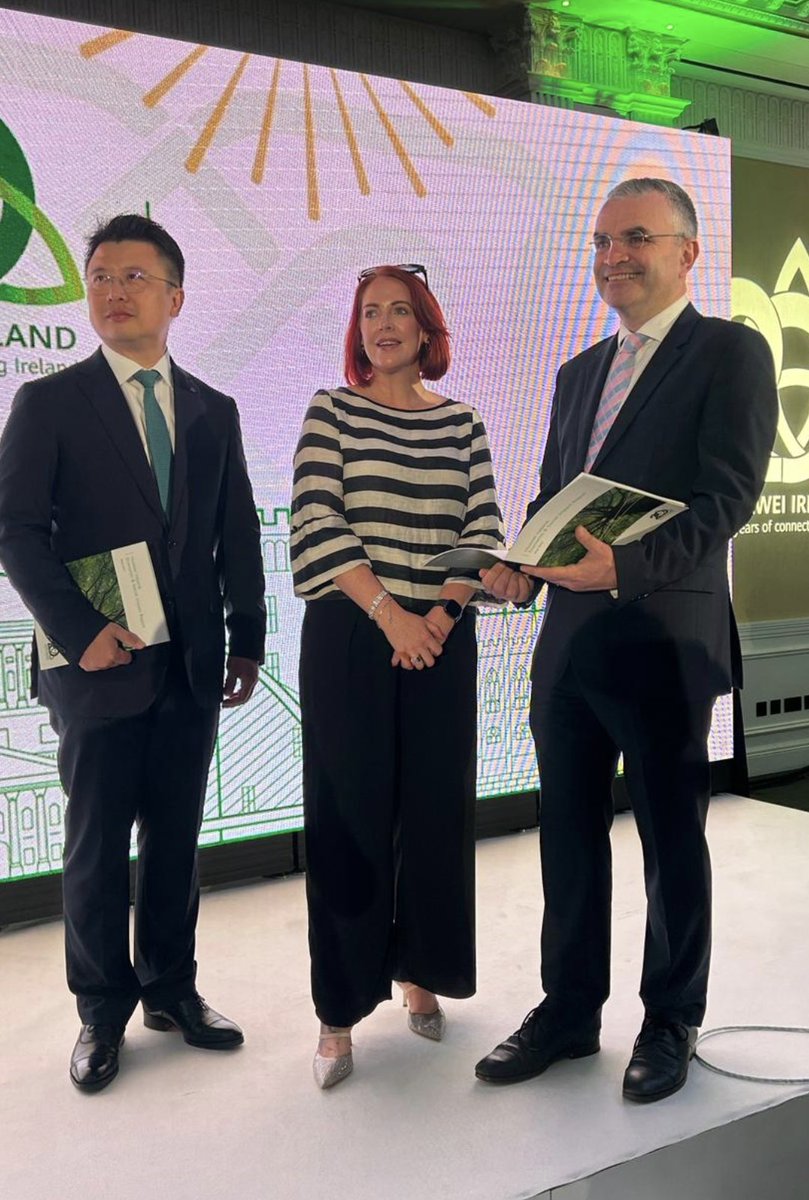 On stage this morning with @Huawei Ireland CEO, Calvin Lan and Minister @daracalleary to kick off Huawei's 20th Anniversary celebrations in Ireland ❤️

Super proud to share the dara & co story!

#ConnectingIreland