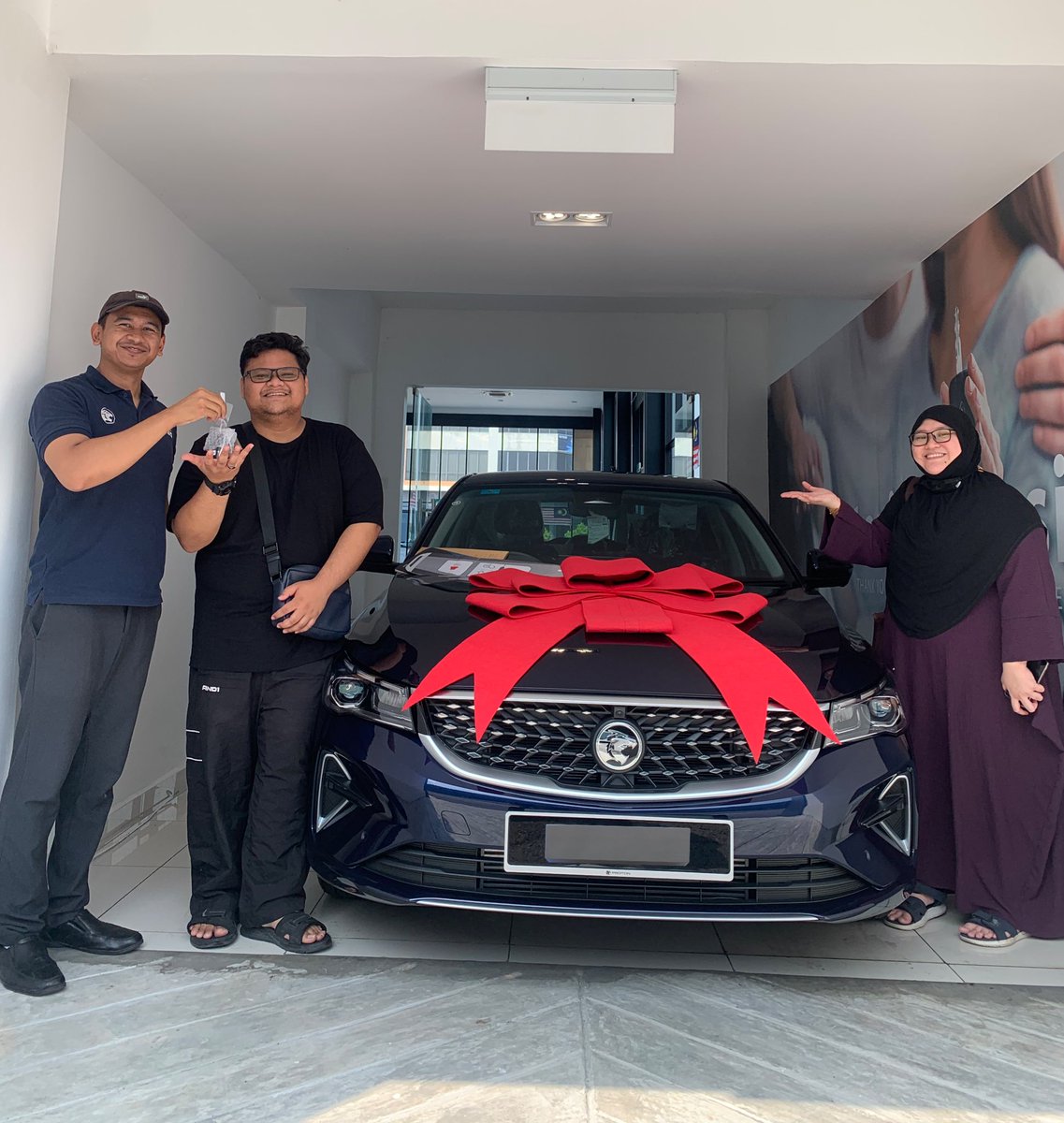 AmreezShree's tweet photo. Untuk yg tgh cari kereta, 1st car atau trade in, boleh whtsapp/call saya 0149090842 (Amreez)

Congrats Wan 🥳 S70 Flagship X Marine Blue. Yg terbaik untuk yg terbaik 😎😝 #S70 #Protonmalaysia #protonX90 #Protonsalesadvisor #baikbeli https://t.co/AJvwlEP9bH