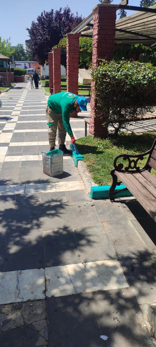 Parklarımızı Güzelleştiriyoruz 🧑‍🌾 Çevre Koruma ve Kontrol Müdürlüğümüz tarafından park ve yeşil alanlarımızda bordür boyama çalışmalarımız sürüyor.