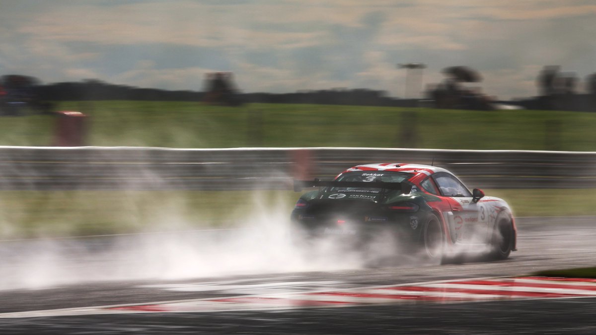 🏎️ News in a flash 1/2 🗞️ Sebastian Hopkins shone at <a href="/SnettertonMSV/">Snetterton Circuit</a>, winning his <a href="/PorscheRaces_GB/">Porsche Motorsport GB</a> #SprintChallengeGB debut race &amp; the final encounter while <a href="/MaxCoatesRacing/">Max Peter Coates</a> claimed P1 in race 2. We also welcomed the #Porsche718CaymanGT4RSClubsport to the one-make series!