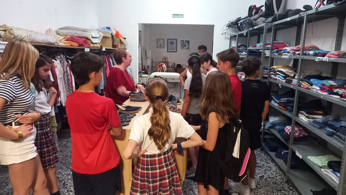 i_igualtat74354's tweet photo. Ahir, Dia Mundial contra la Fam, el Consell d'infants després de l'entrevista a @RadioRapita va visitar les instal·lacions de #caritas a la Ràpita i van conèixer la feina que fan per ajudar a la gent a sortir de les situacions de pobresa
#ODS
#FAMZERO https://t.co/J8SRCcasch