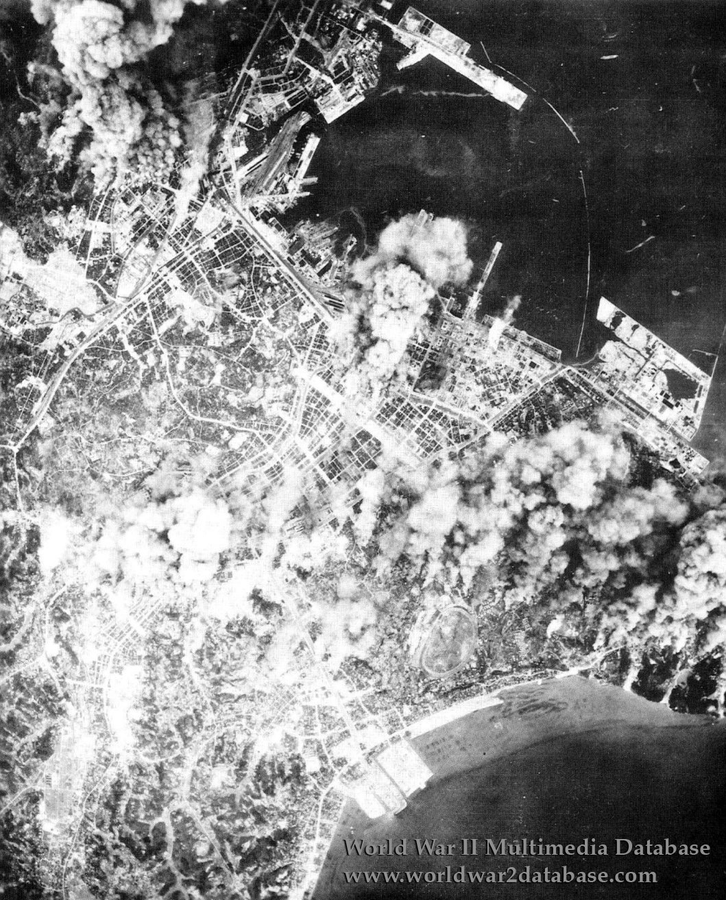 1945'te bugün: 12'nci Filo bünyesindeki 454 adet Amerikan B-29 'Süper Kale' ağır bombardıman uçağı, Japonya'nın Yokohama kentini vurdu. 2570 ton bomba atılan taarruzda şehrin %85'i yok oldu.