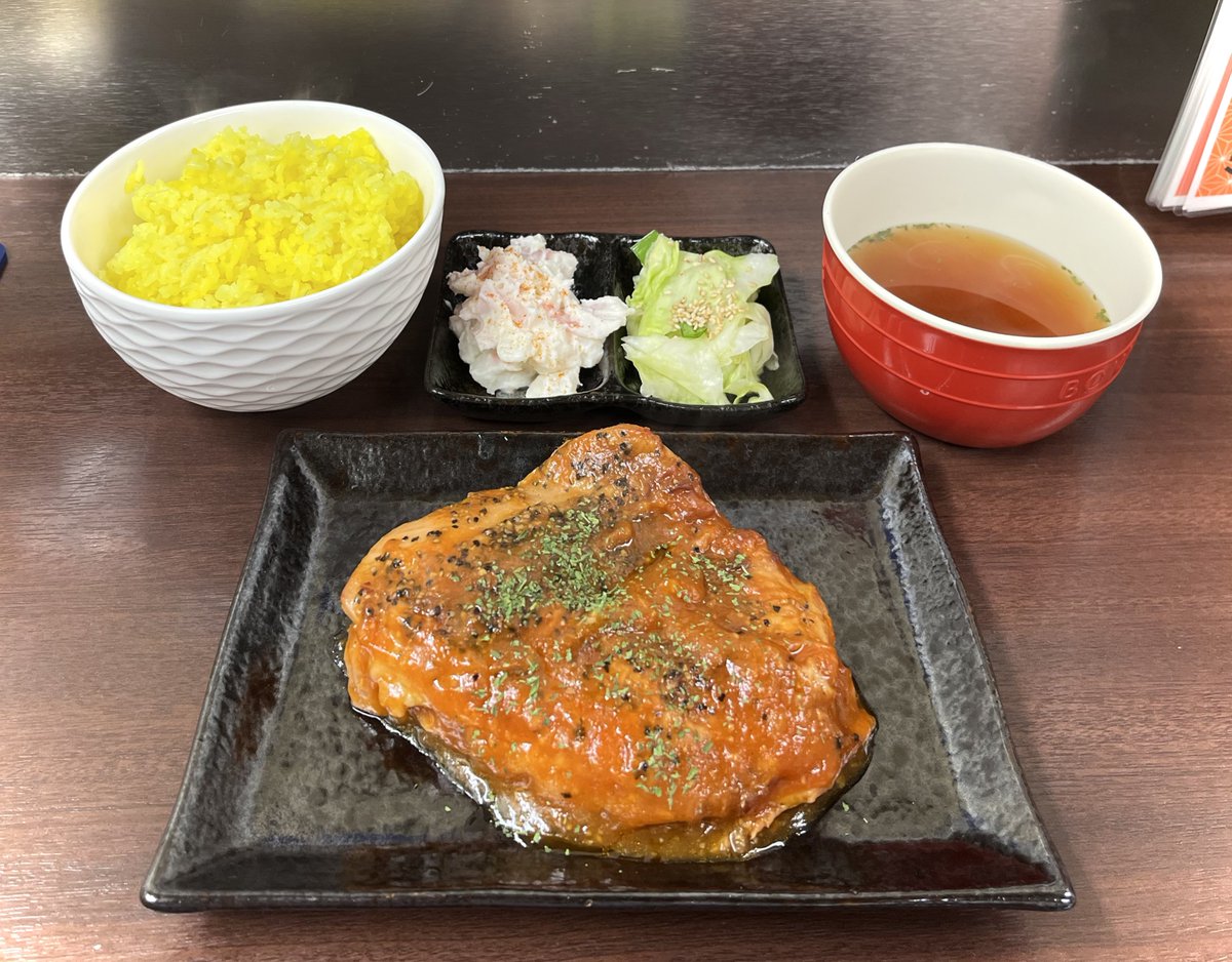 やきとり大さん
トマトガーリックチキンステーキ定食

メニューを眺めていると、本日のおすすめをご紹介いただきました。これが本当にうまかった
ボリュームあるチキンはジューシー、ソースも絶品で相性抜群！また食べたい😋
ごちそうさまでした
※ちなみに普通盛りです🙇‍♀️