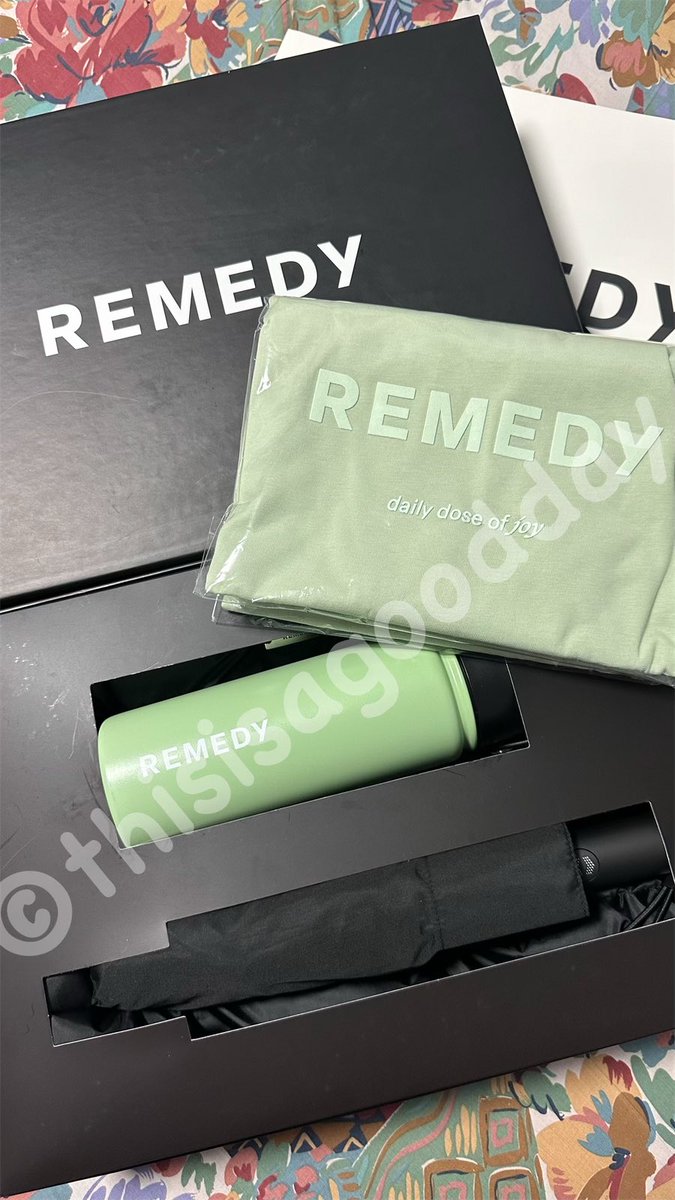 Thisisagoodday2's tweet photo. Boxset มาถึงแล้ว เป็นสีเขียวที่ถูกต้องจริงๆ

˚꒰🥑⤾·🌟˖⋆🌊﹆ 
꒰@remedyclubs ꒱
ᰔᩚ #jimmysea ᰔᩚ
𐐪 @jimmyyjp_ #jimmyyjp #จิมมี่ซี 𐑂
ꕤ #remedyclubs #RemedySummerOasis #rainydayessentials ꕤ https://t.co/HE6xaKb96Z