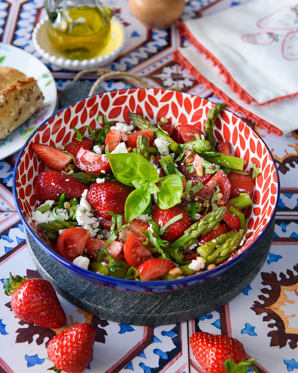 Légèrement sucrée salée, cette salade marie les asperges et les fraises pour le meilleur et c'est le moment d'en profiter. De la feta, des tomates cocktail, du basilic et des pignons de pin toastés complètent la recette.  turbigo-gourmandises.fr/salade-asperge…