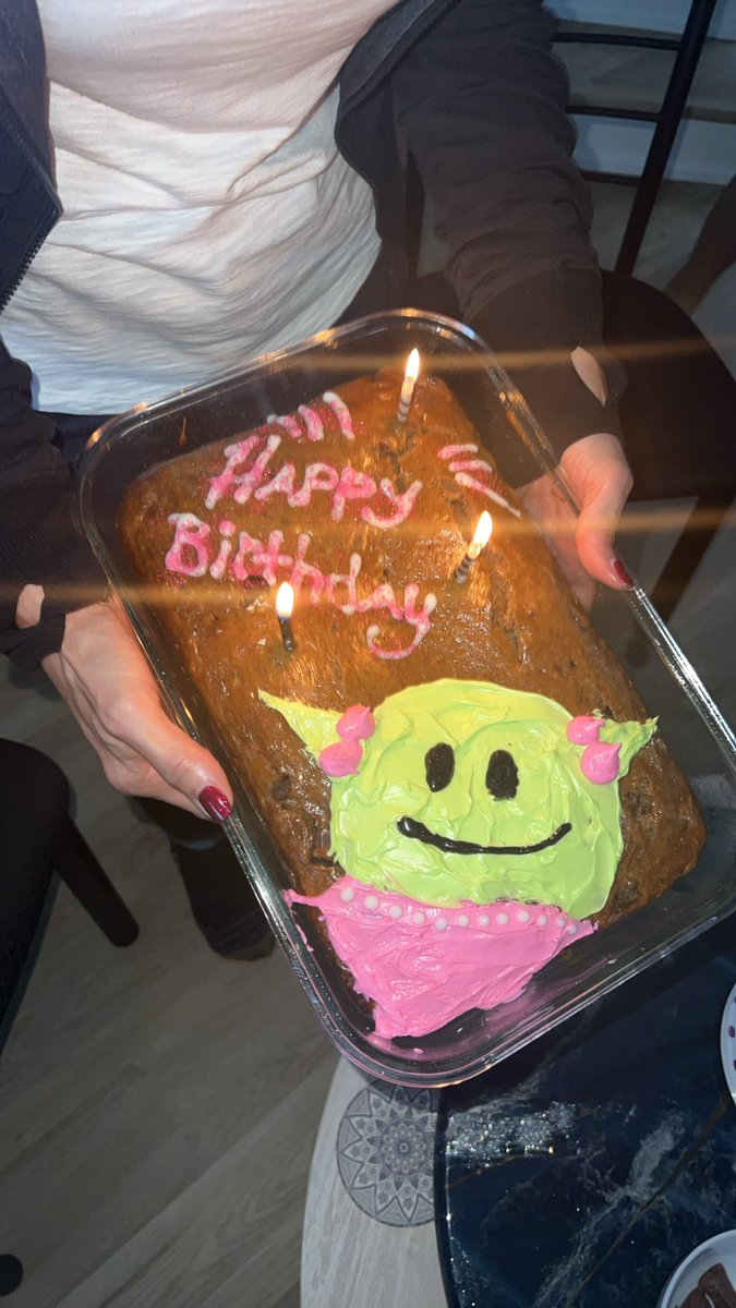 mcfuckmeplease's tweet photo. obsessed with the birthday cake my mom made me. she goes “imma take care of u birdie” https://t.co/feFFcms12c