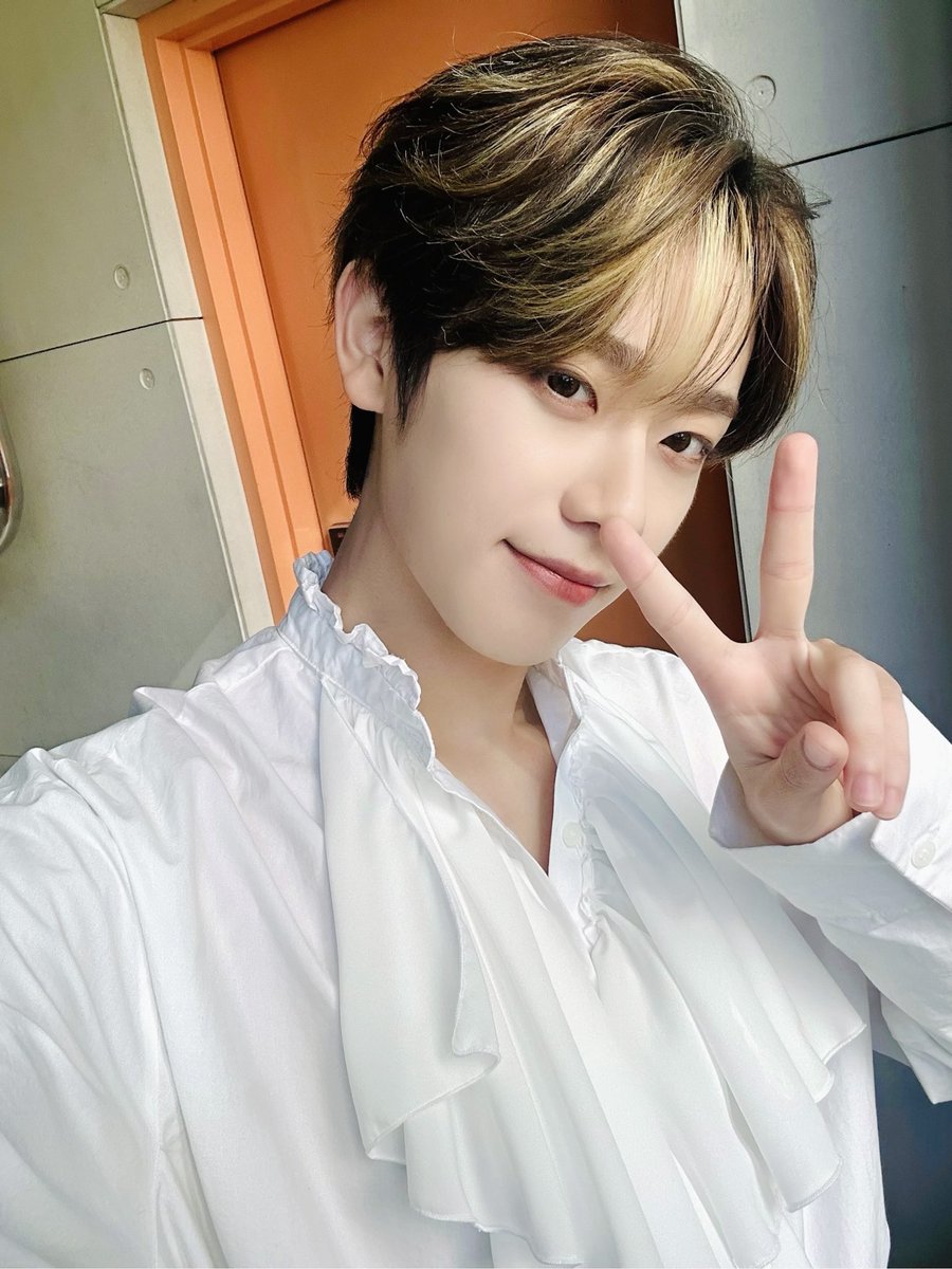 the_EPEX's tweet image. [🎁]
순정만화 찢고 나온 빛나는 비주얼 동현 왕자님👑
MC금과 함께 아름다운 수요일 보내요💚

#EPEX #이펙스 #KEUM #금동현 #SHOWCHAMPION #쇼챔피언 #MC금