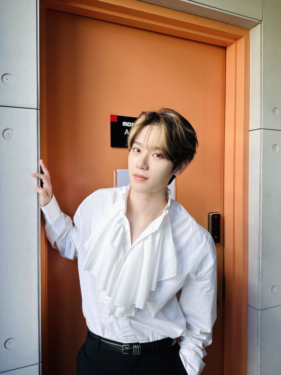 the_EPEX's tweet image. [🎁]
순정만화 찢고 나온 빛나는 비주얼 동현 왕자님👑
MC금과 함께 아름다운 수요일 보내요💚

#EPEX #이펙스 #KEUM #금동현 #SHOWCHAMPION #쇼챔피언 #MC금