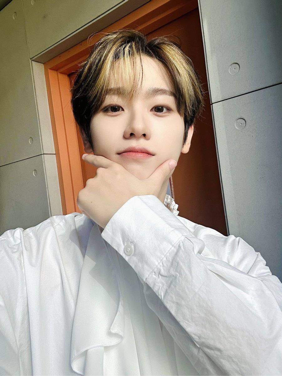 the_EPEX's tweet image. [🎁]
순정만화 찢고 나온 빛나는 비주얼 동현 왕자님👑
MC금과 함께 아름다운 수요일 보내요💚

#EPEX #이펙스 #KEUM #금동현 #SHOWCHAMPION #쇼챔피언 #MC금