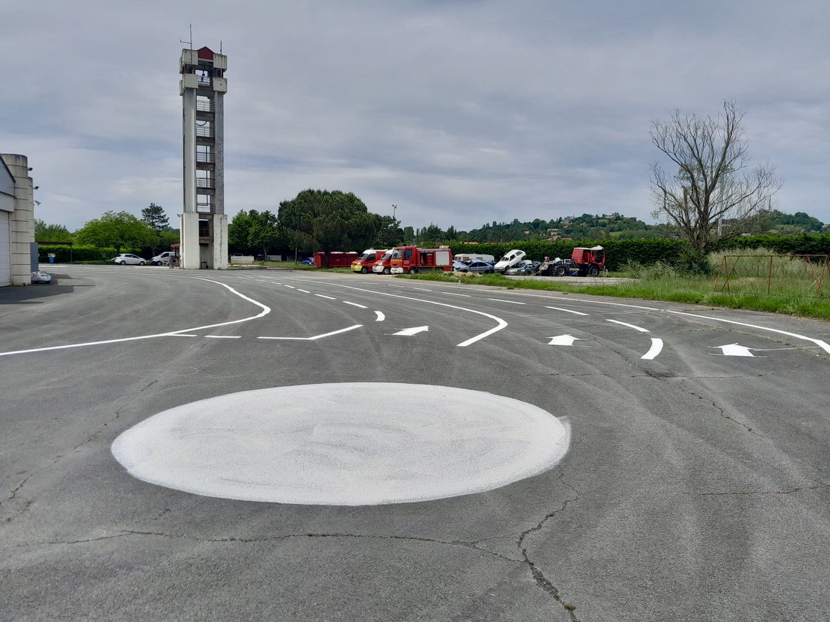 sdis47's tweet image. #Pédagogie 🚘 3 #formateurs en Secours Routiers du @sdis47 ont participé au #traçage d&apos;axes routiers du plateau technique #SR CIS #VilleneuveSurLot. #Merci à Jérôme #SPV #peintre à Ste-Bazeille et à M. LAGAÜZERE, Maire Ste-Bazeille &amp;amp; membre #CASDIS (prêt de la machine à tracer) !