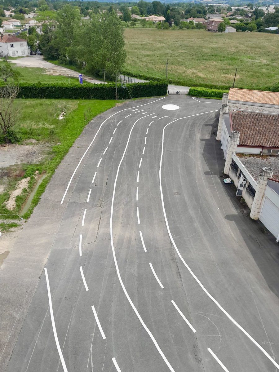 sdis47's tweet image. #Pédagogie 🚘 3 #formateurs en Secours Routiers du @sdis47 ont participé au #traçage d&apos;axes routiers du plateau technique #SR CIS #VilleneuveSurLot. #Merci à Jérôme #SPV #peintre à Ste-Bazeille et à M. LAGAÜZERE, Maire Ste-Bazeille &amp;amp; membre #CASDIS (prêt de la machine à tracer) !