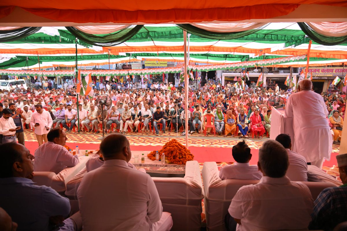 BhupinderShooda's tweet photo. कांगड़ा-चंबा लोकसभा क्षेत्र (हिमाचल प्रदेश) से कांग्रेस प्रत्याशी आनंद शर्मा जी के समर्थन में सिहूंता (चंबा) में चुनावी जनसभा को संबोधित कर उन्हें रिकॉर्ड मतों से विजयी बनाने की अपील की।

लोकप्रिय नेता व प्रखर वक्ता पूर्व केंद्रीय मंत्री शर्मा जी बहुत ही मजबूत उम्मीदवार हैं और संसद में अपने क्षेत्र के विकास के लिए सशक्त भूमिका निभाएंगे। @AnandSharmaINC