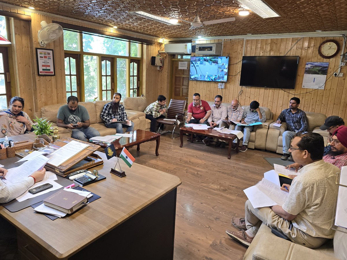 DC B'la @mingasherpa chairs  meeting to boost ODOP initiative; asked officers regulate website to showcase the essence of district's Unique Product 'Apple' promoting Socio-economic development of enthusiastic growers. 
@OfficeOfLGJandK
@diprjk @ODOP_IND @ddnewsSrinagar