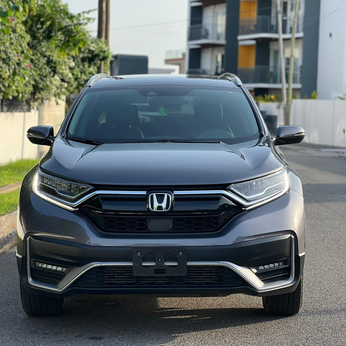 FrankDoe101's tweet photo. 2020 Honda CRV Touring AWD 
1.5T engine 
18k miles 
Remote Keyless Entry
Keyless ignition
leather interior 
Wireless charging pad
Panoramic roof
Apple Carplay and Android Auto
Collision Mitigation Braking System
Lane Keeping Assist System
Blindspot Monitoring

Price - 415k p3 😁

What’s app no in bio
Refer a buyer for commission 

#YourCarGuy 🚘🕺🏽