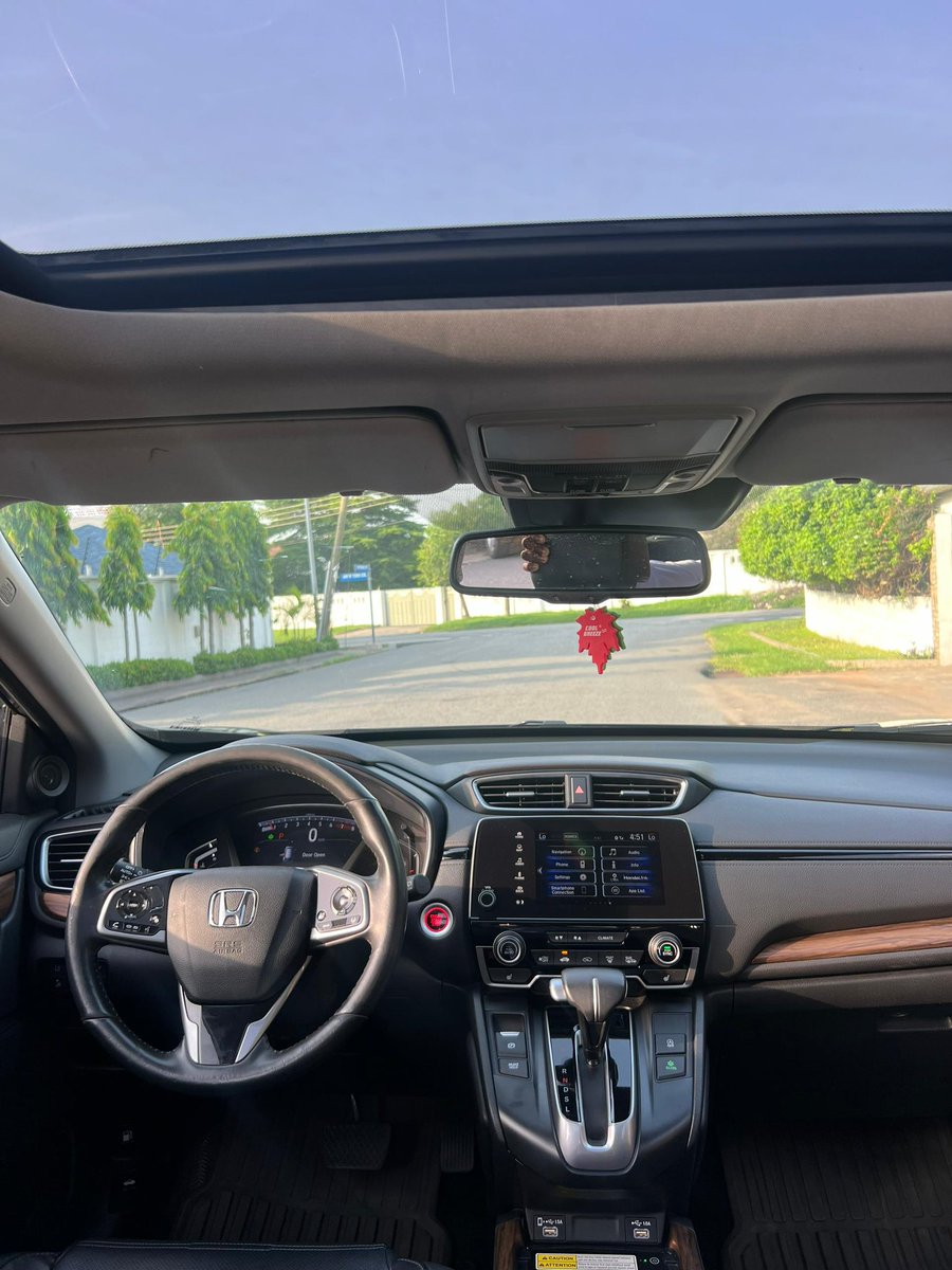 FrankDoe101's tweet photo. 2020 Honda CRV Touring AWD 
1.5T engine 
18k miles 
Remote Keyless Entry
Keyless ignition
leather interior 
Wireless charging pad
Panoramic roof
Apple Carplay and Android Auto
Collision Mitigation Braking System
Lane Keeping Assist System
Blindspot Monitoring

Price - 415k p3 😁

What’s app no in bio
Refer a buyer for commission 

#YourCarGuy 🚘🕺🏽