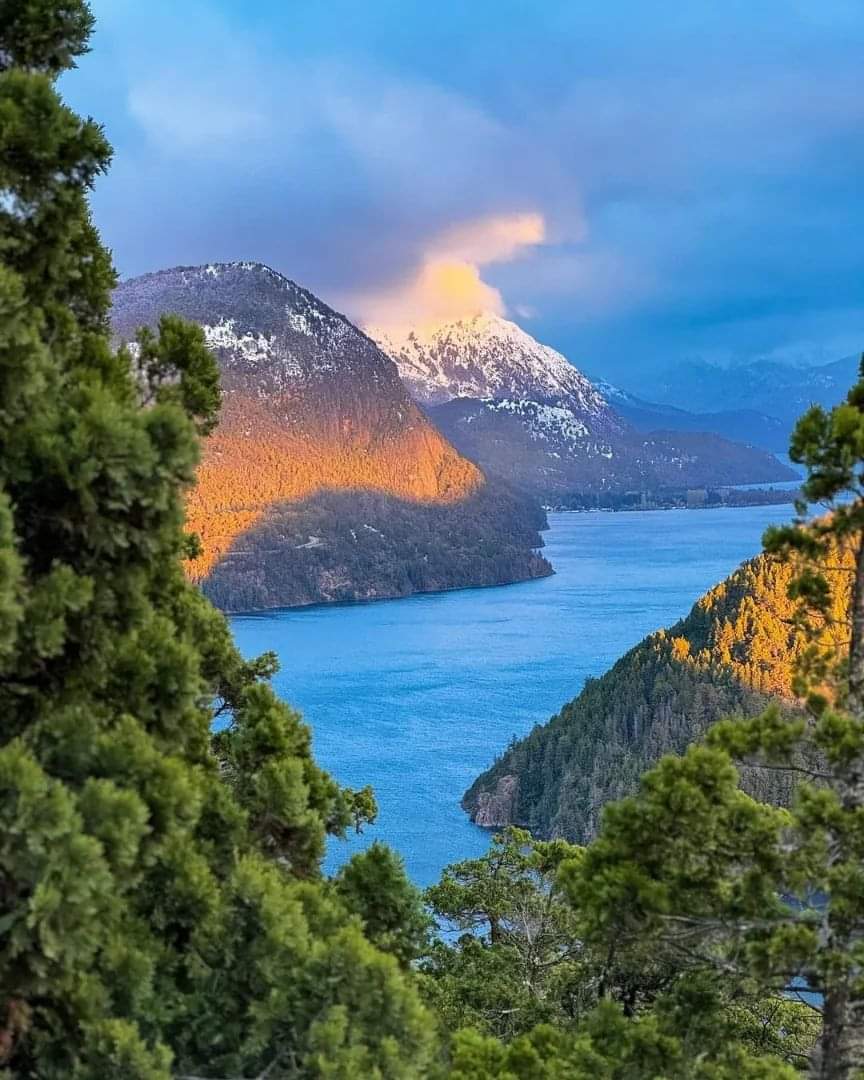 Lago Lacar, Cerros Abanico y Curruhuinca en San Martin de los Andes,iluminados por el sol de otoño.
Fotl:@vivamospatagonia