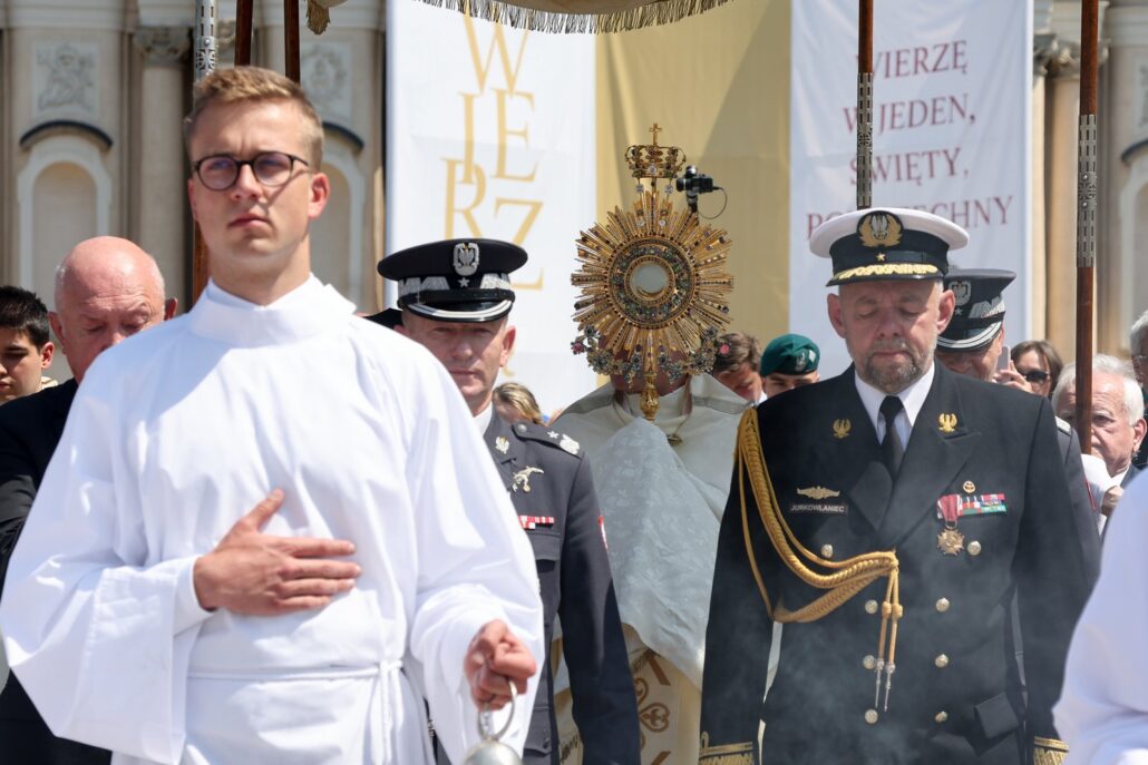 Centralna procesja Bożego Ciała w Warszawie wyruszy bezpośrednio po Mszy Świętej, której o godz. 10:00 będzie przewodniczył w archikatedrze kard. Kazimierz Nycz. Na zakończenie procesji metropolita warszawski wygłosi kazanie. archwwa.pl/aktualnosci/bo…