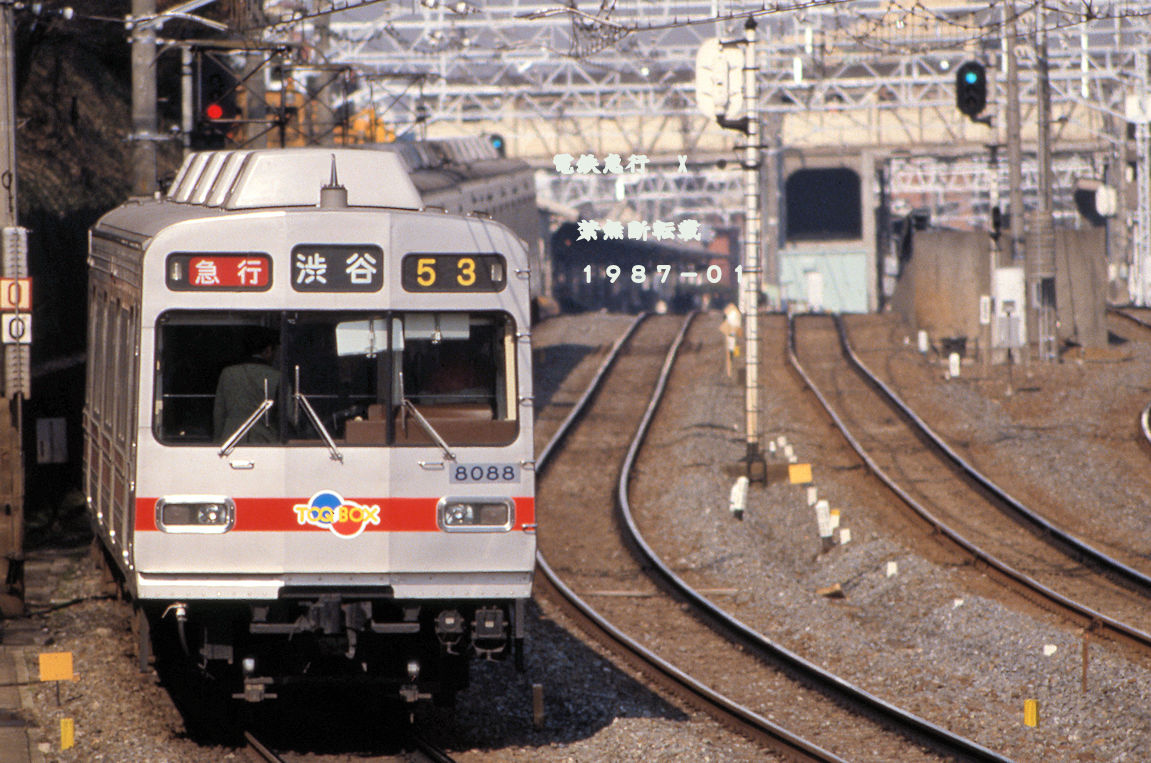 nqh2ZnSJN4pcODK's tweet photo. ■「木になる駅」だった頃の田園調布駅に到着する8087F「TOQ/BOX号」。1987年1月撮影。#東急 #TOQBOX #田園調布駅 #東横線 当時は多くの駅がホームにも跨線橋にも「木」が使われていました。その良さが近年再認識されていますね。 https://t.co/qH9KEuchGu