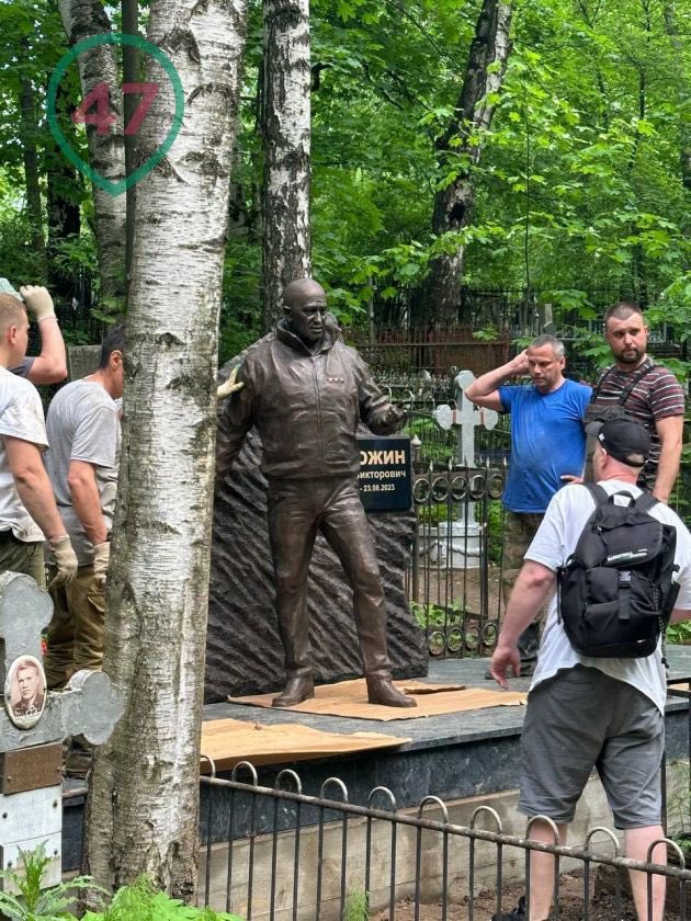 Памятник Евгению Пригожину установили на могиле на Пороховском кладбище в Петербурге. Официально его откроют 1 июня, в день рождения основателя ЧВК Вагнера. Фото: 47news