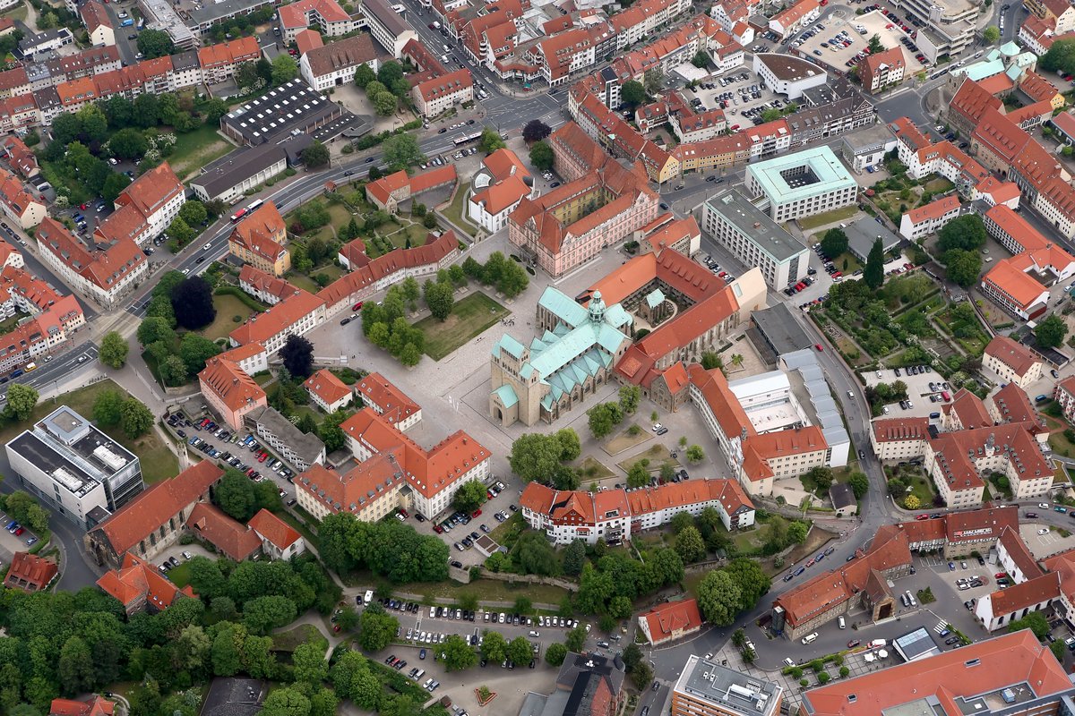 #Welterbetag: Durch die Notfallvorsorge unterstützt die KEK die Erhaltung des UNESCO-Weltkulturerbes, z.B. am Domhof Hildesheim. <a href="/BistumHi/">Bistum Hildesheim</a> 
#WelterbeVerbindet #UNESCO #UNESCOWelterbe