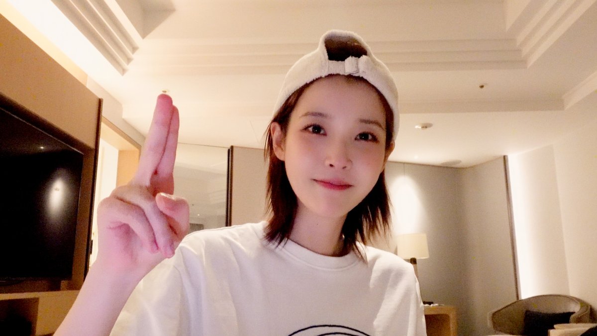_IUofficial's tweet photo. [IU TV]

내 이름은 아이유 긴 여정이 시작됐죠✈
My name is IU and my long journey has begun✈

🎥 https://t.co/vPTVGAlLj3

#아이유 #IU 
#HEREH #IU_WORLD_TOUR https://t.co/yX92H2tiHj