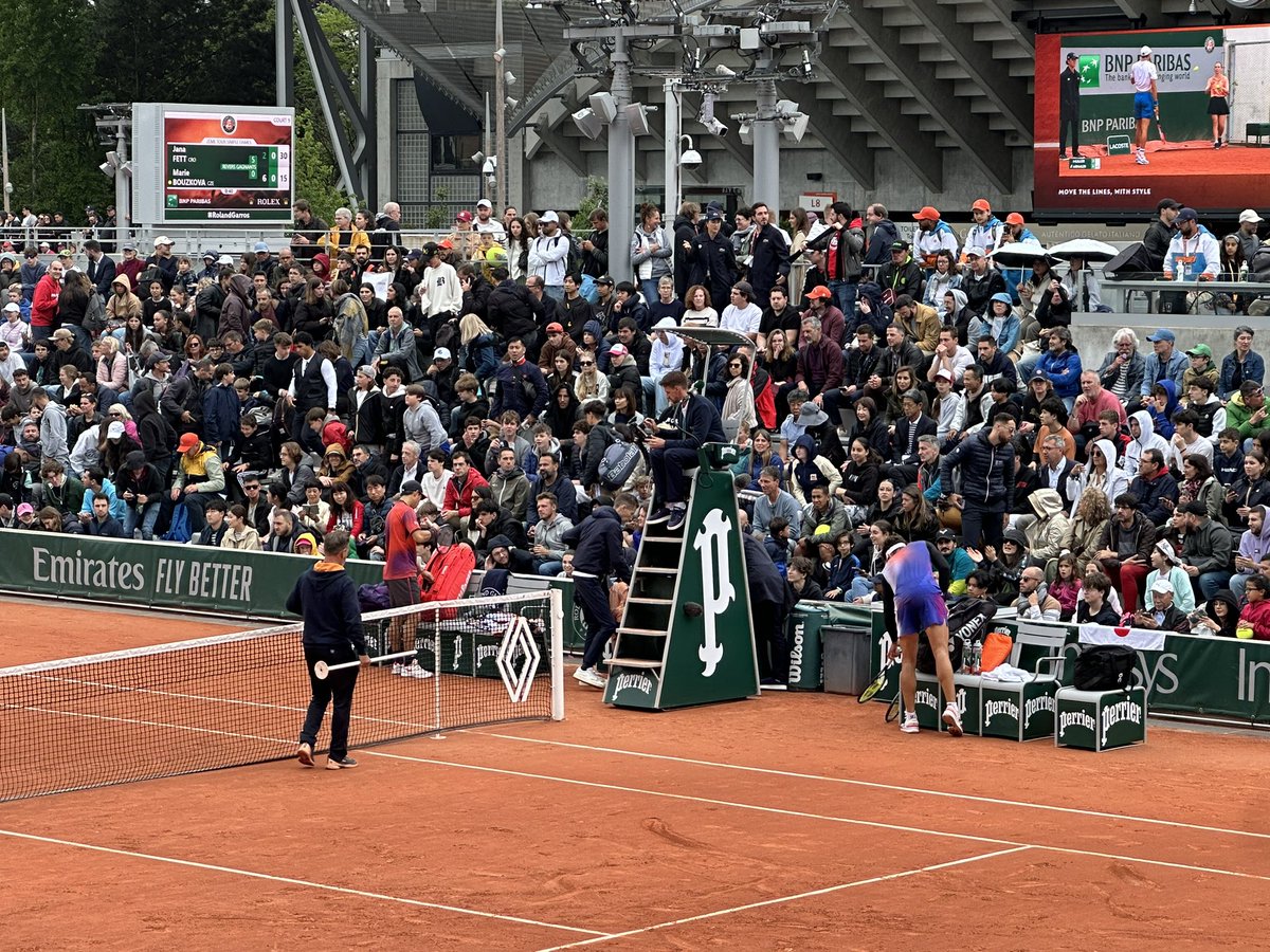Play is suspended on the outside courts as they expect big showers soon. Courts will be covered. #RolandGarros