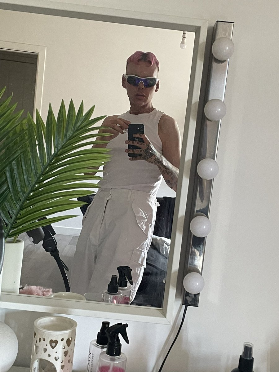 isthatlavender's tweet image. NICKI IM A LITTLE BIT EARLY BUT IM ON MY WAY 
#GagCityGLASGOW