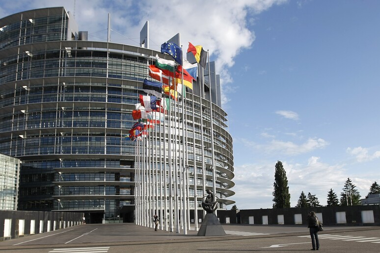 🔵#Moscagate Effettuate questa mattina dalla polizia belga alcune #perquisizioni a #Bruxelles e a #Strasburgo, rispettivamente nella casa e nell'ufficio di un dipendente del #Parlamento #Ue, nell'ambito delle indagini sulle possibili ingerenze russe.