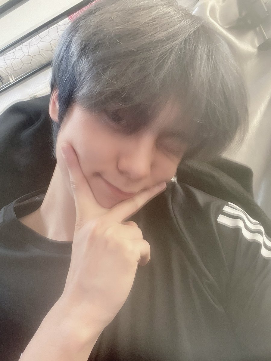 OmegaX_members's tweet photo. [#OX]

저녁은 챙겨먹었나 포애기 ? 🌙

#OMEGA_X #오메가엑스 
#제현 #JEHYUN https://t.co/ZdTj99tgf8
