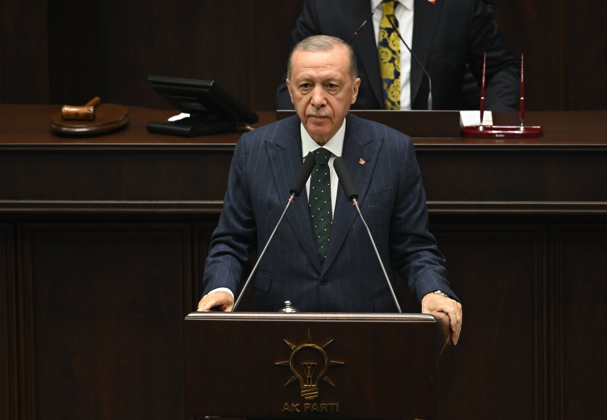 Der türkische Präsident Recep Tayyip Erdoğan: - Die Welt schaut einem barbarischen, psychopathischen, blutsaugenden Vampir namens Netanjahu zu - Blut klebt auch an den Händen der US-Regierung, da sie auch für den Völkermord im Gazastreifen verantwortlich ist - Auch die