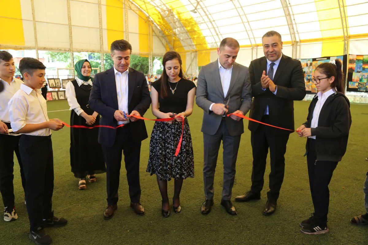 siverekkaymakam's tweet photo. Kaymakamımız Sayın Musa AYDEMİR Siverek Belediye Başkanı Sayın Ali Murat BUCAK  ve İlçe Milli Eğitim Müdürü Nuri KAPANOĞLU ile beraber Dumlupınar Ortaokulu tarafından düzenlenen yıl sonu resim sergisinin açılışına katıldı.
@Siverekbld @siverekmem63 https://t.co/5pCNk8m1O5