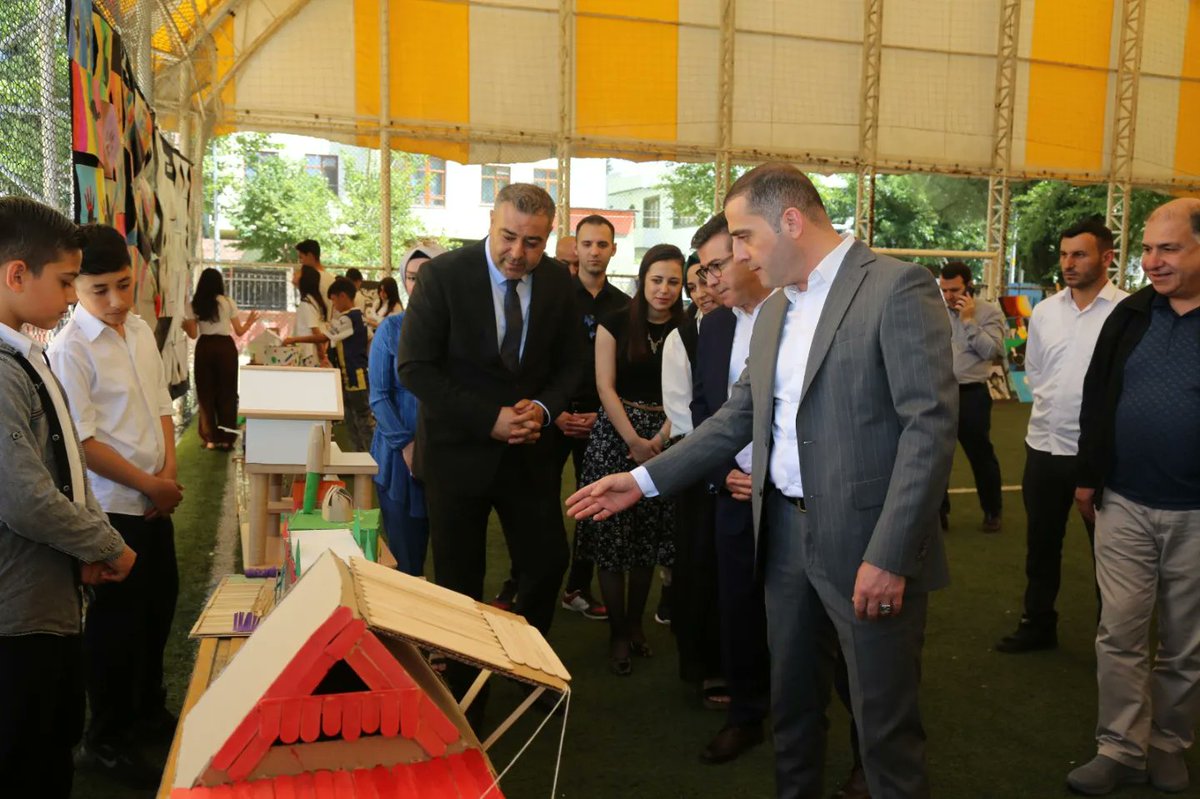 siverekkaymakam's tweet photo. Kaymakamımız Sayın Musa AYDEMİR Siverek Belediye Başkanı Sayın Ali Murat BUCAK  ve İlçe Milli Eğitim Müdürü Nuri KAPANOĞLU ile beraber Dumlupınar Ortaokulu tarafından düzenlenen yıl sonu resim sergisinin açılışına katıldı.
@Siverekbld @siverekmem63 https://t.co/5pCNk8m1O5