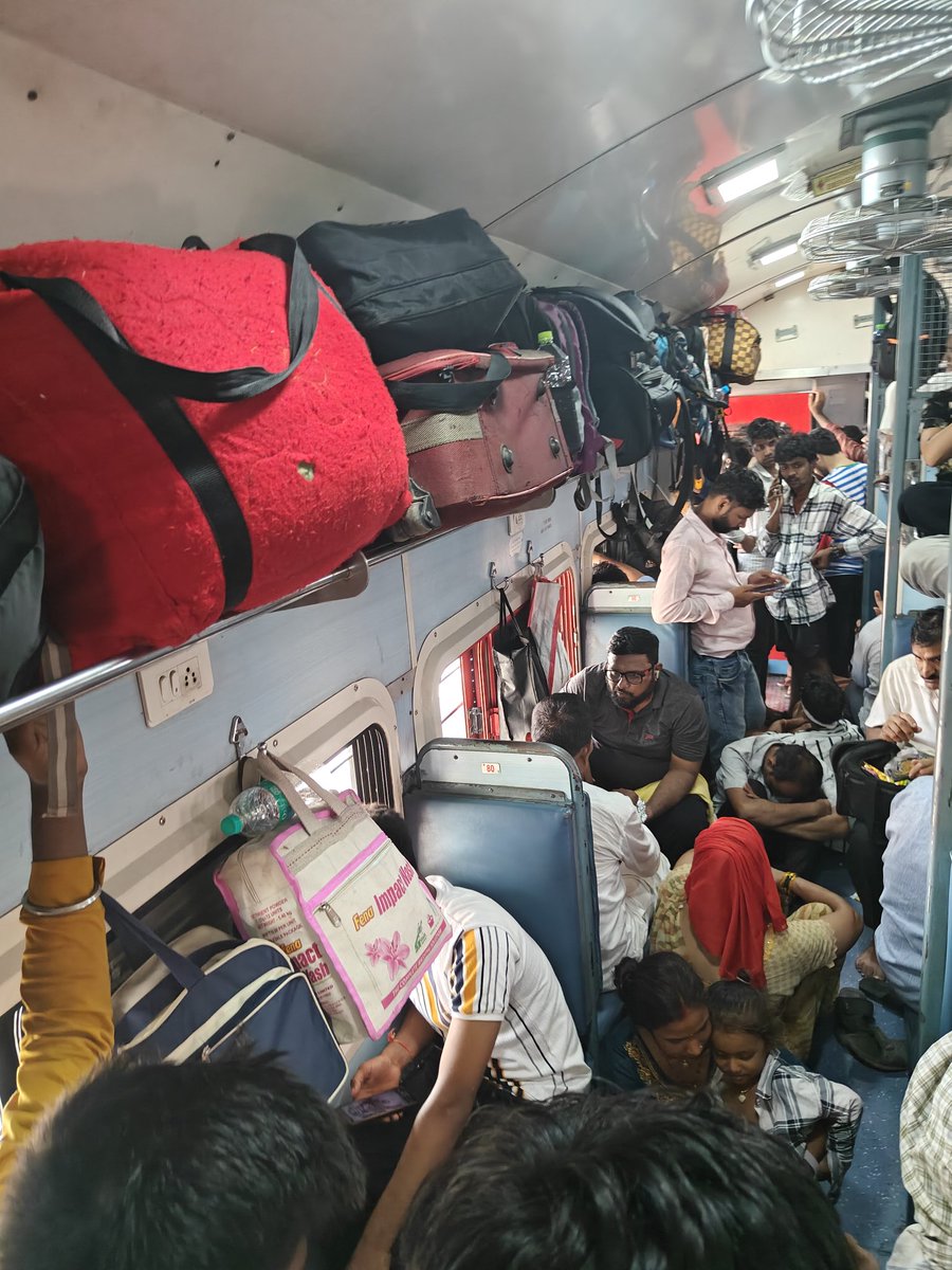 #railmantralay
#Westernrailway22949 
#indianrail
Train is standing at Borivali station since last 1 hour.Passengers are in a miserable condition due to the heat.